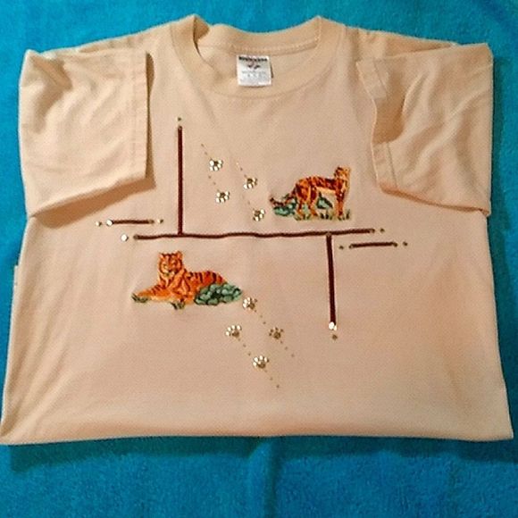 Vintage  tan short sleeve cotton polyester t-shirt with embroidered animals. - Picture 1 of 6